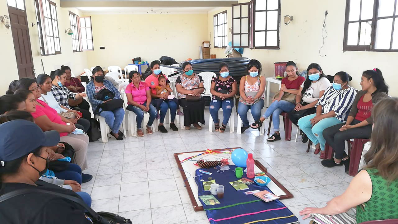 Mujeres guaranís de las zonas de Huacaya y Santa Rosa