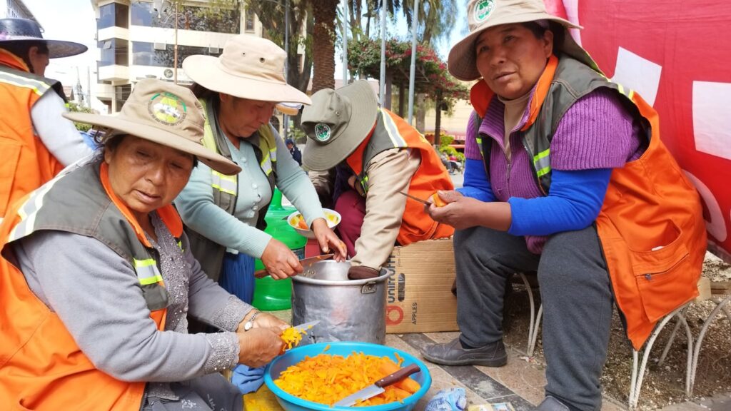 Trabajadores de aseo cocinando